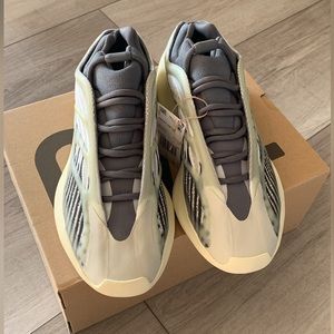 Adidas Yeezy 700 V3 “Fade Salt”size: 9.5 ID1674